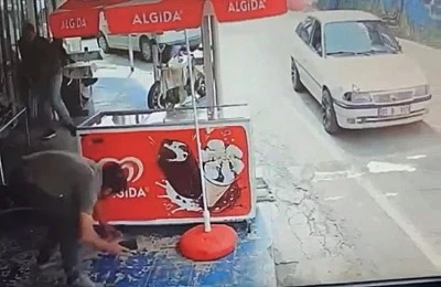 Mersin&rsquo;de 4 kişinin &ouml;ld&uuml;ğ&uuml; silahlı saldırı anı kamerada