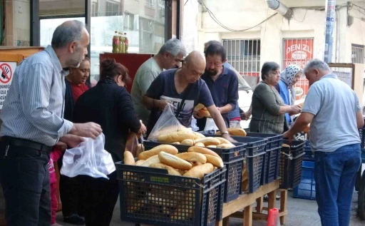 Mersin&rsquo;de 4 liralık ekmek &rsquo;kapış kapış&rsquo; gidiyor
