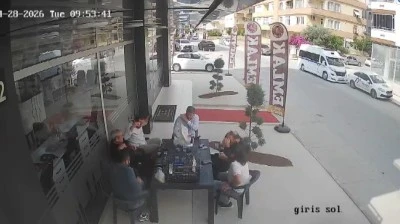  Mersin'de 5. kattan u&ccedil;an tavuk masaya d&uuml;şt&uuml;!