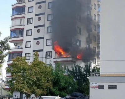 Mersin&rsquo;de 9 katlı binada yangın: Alevler daireyi sardı