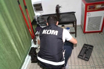 Mersin&rsquo;de ayarı ve gramajı d&uuml;ş&uuml;k altın basan şebekeye operasyon: 8 g&ouml;zaltı
