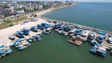 Mersin&rsquo;de balık&ccedil;ılar av sezonuna hazırlanıyor
