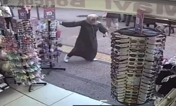 Mersin&rsquo;de bir kadın, esnafın tezgahlarını dağıtarak ka&ccedil;tı
