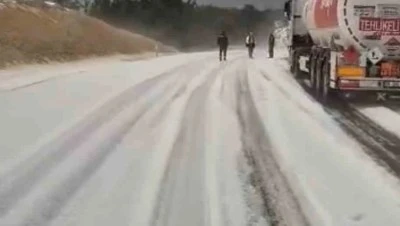 Mersin&rsquo;de dolu etkili oldu, karayolu trafiğe kapandı