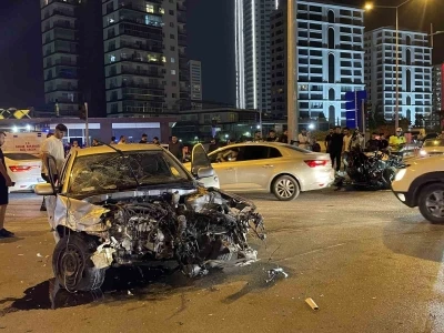 Mersin&rsquo;de feci kaza: Otomobil ikiye b&ouml;l&uuml;nd&uuml;, 3 kişi yaralandı
