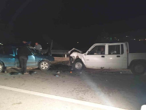 Mersin&rsquo;de kamyonetle otomobil &ccedil;arpıştı: 7 yaralı
