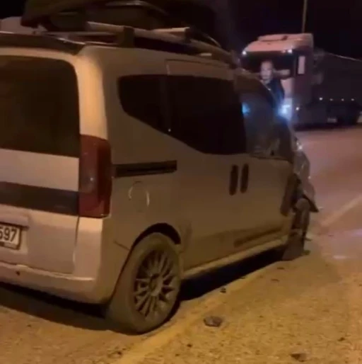 Mersin&rsquo;de motosikletle hafif ticari ara&ccedil; &ccedil;arpıştı: 2 &ouml;l&uuml;, 1 yaralı
