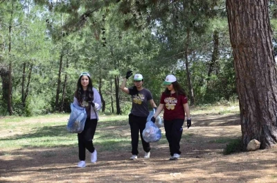 Mersin&rsquo;de &ouml;ğrenciler ormanlık alanda temizlik yaptı
