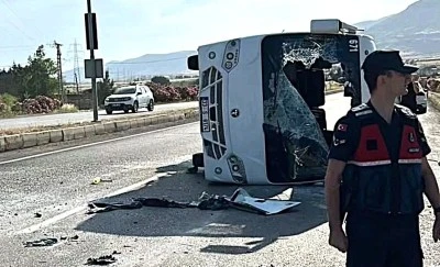 Rus &ouml;ğrencileri taşıyan servis aracı devrildi: 17 yaralı