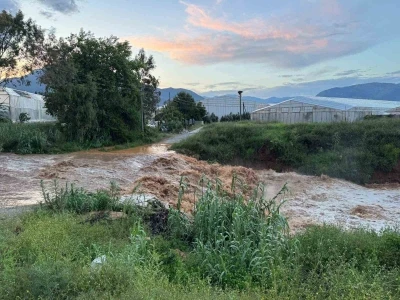 Mersin&rsquo;de sağanak etkili oldu, bah&ccedil;eler sular altında kaldı
