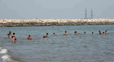 Mersin&rsquo;de sıcaktan bunalan vatandaşlar denizde serinledi
