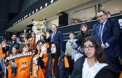 Mersin&rsquo;de &rsquo;Sporla B&uuml;y&uuml;yoruz&rsquo; projesi s&uuml;r&uuml;yor
