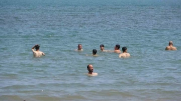 Mersin&rsquo;de vatandaşlar serinlemek i&ccedil;in deniz ve g&ouml;lgelere akın ediyor
