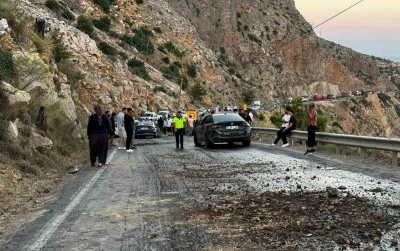 Mersin&rsquo;de yola akan mazot zincirleme kazaya neden oldu, 4 ara&ccedil; birbirine girdi