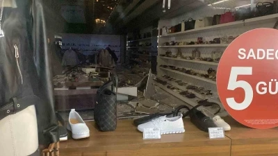 Mersin Forum AVM&rsquo;deki iş yerinde asma cam tavan &ccedil;&ouml;kt&uuml;: 2 yaralı