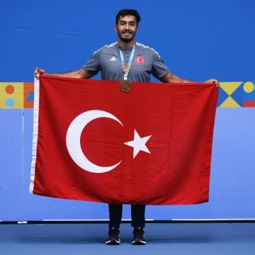 Mersinli tenis&ccedil;iden tarihi başarı
