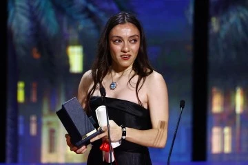 Merve Dizdar Cannes Film Festivali'nde en iyi kadın oyuncu &ouml;d&uuml;l&uuml;n&uuml; aldı
