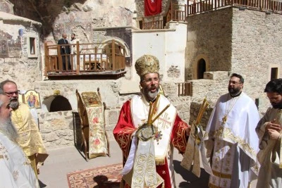 'Meryem Ana'nın g&ouml;ğe y&uuml;kseliş g&uuml;n&uuml;' S&uuml;mela Manastırı'nda dualarla kutlandı