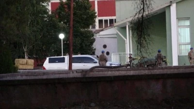 Mesai arkadaşlarını silahla vurdu