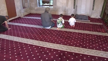 Mesut &Ouml;zil camiyi temizledi, o anlar sosyal medyada g&uuml;ndem oldu
