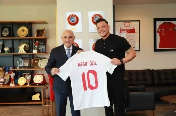 Mesut &Ouml;zil&rsquo;den TFF Başkanı Mehmet B&uuml;y&uuml;kekşi&rsquo;ye ziyaret

