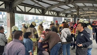 Metrob&uuml;s kazası: 2'si ağır 14 yaralı