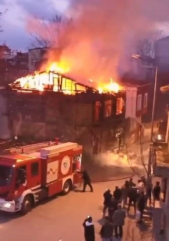 Metruk bina yangını geceyi g&uuml;nd&uuml;ze &ccedil;evirdi
