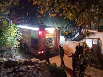 Metruk bina yangını mahallede panik oluşturdu