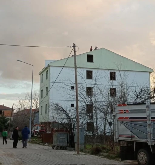 Metruk binanın &ccedil;atısında tehlikeli oyun
