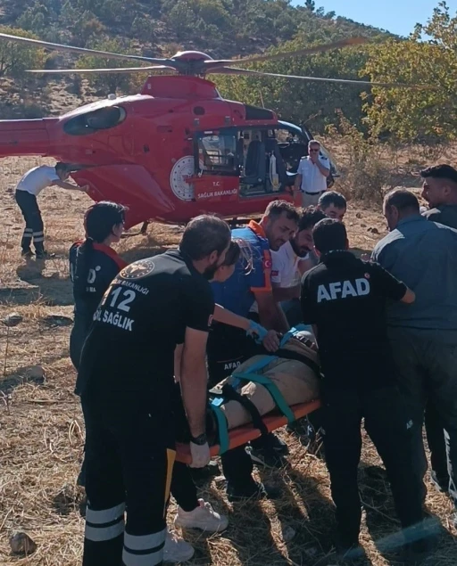 Meyve toplarken ağa&ccedil;tan d&uuml;şt&uuml;, ambulans helikopterle hastaneye sevk edildi
