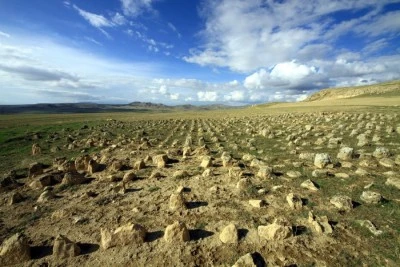 Mezarlar definecilerin hedefi oldu