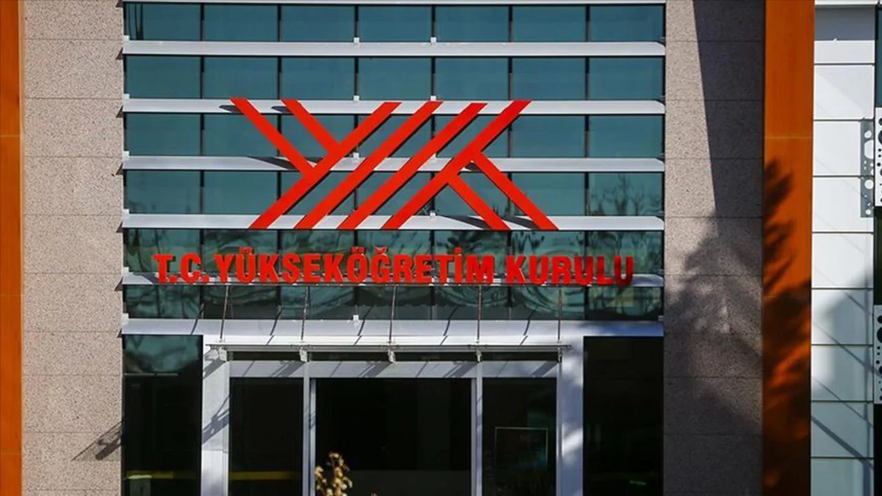 Mezuniyet t&ouml;renindeki pankart tartışmasına Y&Ouml;K soruşturması!