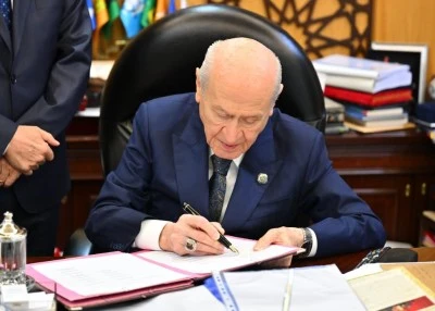 MHP'den Bah&ccedil;eli'nin "Ter&ouml;rs&uuml;z T&uuml;rkiye" i&ccedil;in attığı imzaya vurgu