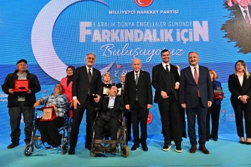 MHP Genel Başkanı Bah&ccedil;eli, engelli bireylerin anne ve babasının elini &ouml;pt&uuml;

