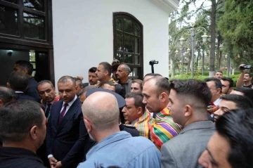 MHP Genel Sekreteri İsmet B&uuml;y&uuml;kataman Ertuğrul Gazi T&uuml;rbesi&rsquo;ne alınmayınca arbede yaşandı
