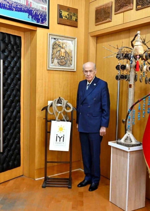 MHP Lideri Bah&ccedil;eli, Dervişoğlu&rsquo;nun k&uuml;rs&uuml;den fırlattığı ipi odasına astı
