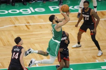Miami, Boston&rsquo;ı deplasmanda yendi, seriyi 1-1 yaptı
