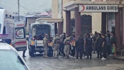 Midib&uuml;s devrildi, 6 asker yaralandı