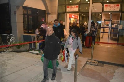 Midilli Adası'nda mahsur kalan T&uuml;rk tatilcilerin sorunu &ccedil;&ouml;z&uuml;ld&uuml;