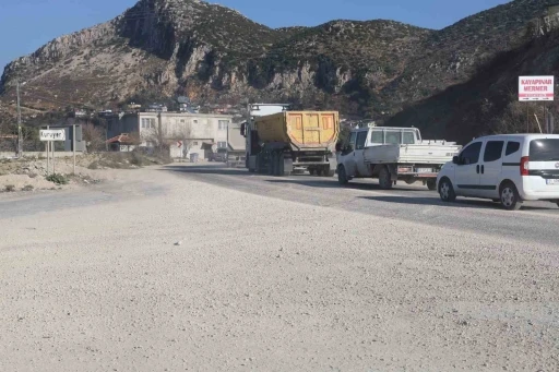 Mikserlerden yola d&ouml;k&uuml;len beton muhtarı kızdırdı
