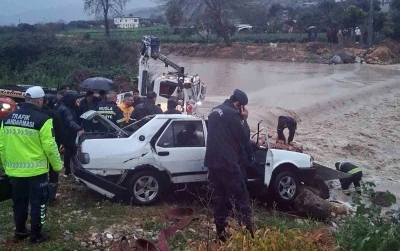 Milas&rsquo;ta akarsuya d&uuml;şen ara&ccedil;ta bir kişi &ouml;ld&uuml;