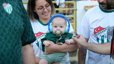 Milli basketbolcu Alperen Şeng&uuml;n, formasını Bursalı &Ccedil;ağan Ata Taran i&ccedil;in a&ccedil;ık artırmaya &ccedil;ıkardı