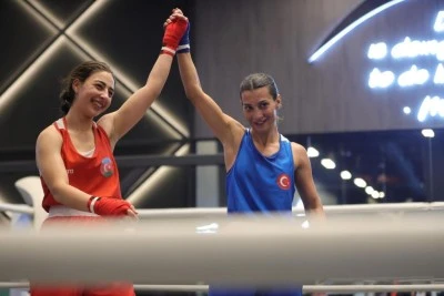 Milli boks&ouml;r Ayşen Taşkın, Riyad'da altın madalyaya ulaştı