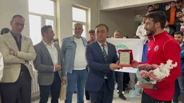 Milli boks&ouml;r Erdemir, okulunda sevgiyle karşılandı
