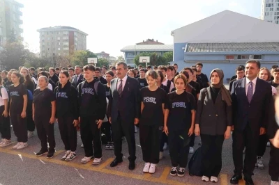 Milli Eğitim Bakanı Yusuf Tekin İstanbul&rsquo;daki okulların tatili sonrası bayrak t&ouml;renine katıldı