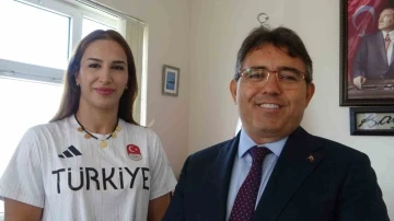 Milli g&uuml;reş&ccedil;i Buse Tosun &Ccedil;avuşoğlu Marmaris Kaymakamını ziyaret etti
