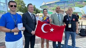 Milli k&uuml;rek&ccedil;i Elis &Ouml;zbay, 23 yaş altında d&uuml;nya şampiyonu oldu