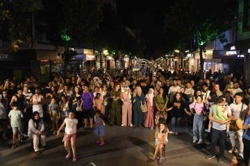 Milli Kuvvetler Caddesi trafiğe kapandı, sanata kapı a&ccedil;tı
