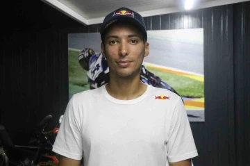 Milli motosiklet&ccedil;i Razgatlıoğlu&rsquo;nun galibiyet şovları y&uuml;zlerde tebess&uuml;m oluşturuyor
