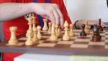 Milli satran&ccedil;&ccedil;ı Ediz G&uuml;rel 16 yaş kategorisinde şampiyon oldu